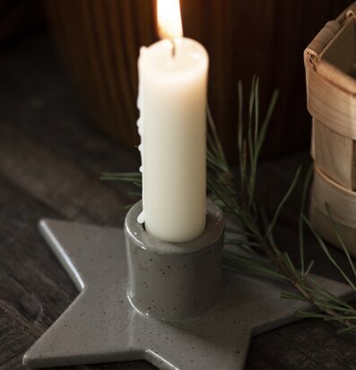 Bild av stämningsfullt ljus på stjärnformad ljusstake