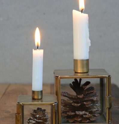 Bild av stilfulla ljusstakar i glas och mässing