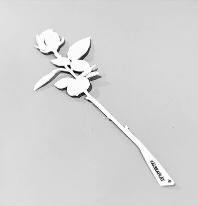 Bild av elegant vit metallros med detaljerad design