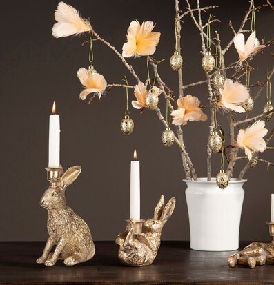 Bild av stiliserat arrangemang med ljusstakar och träd