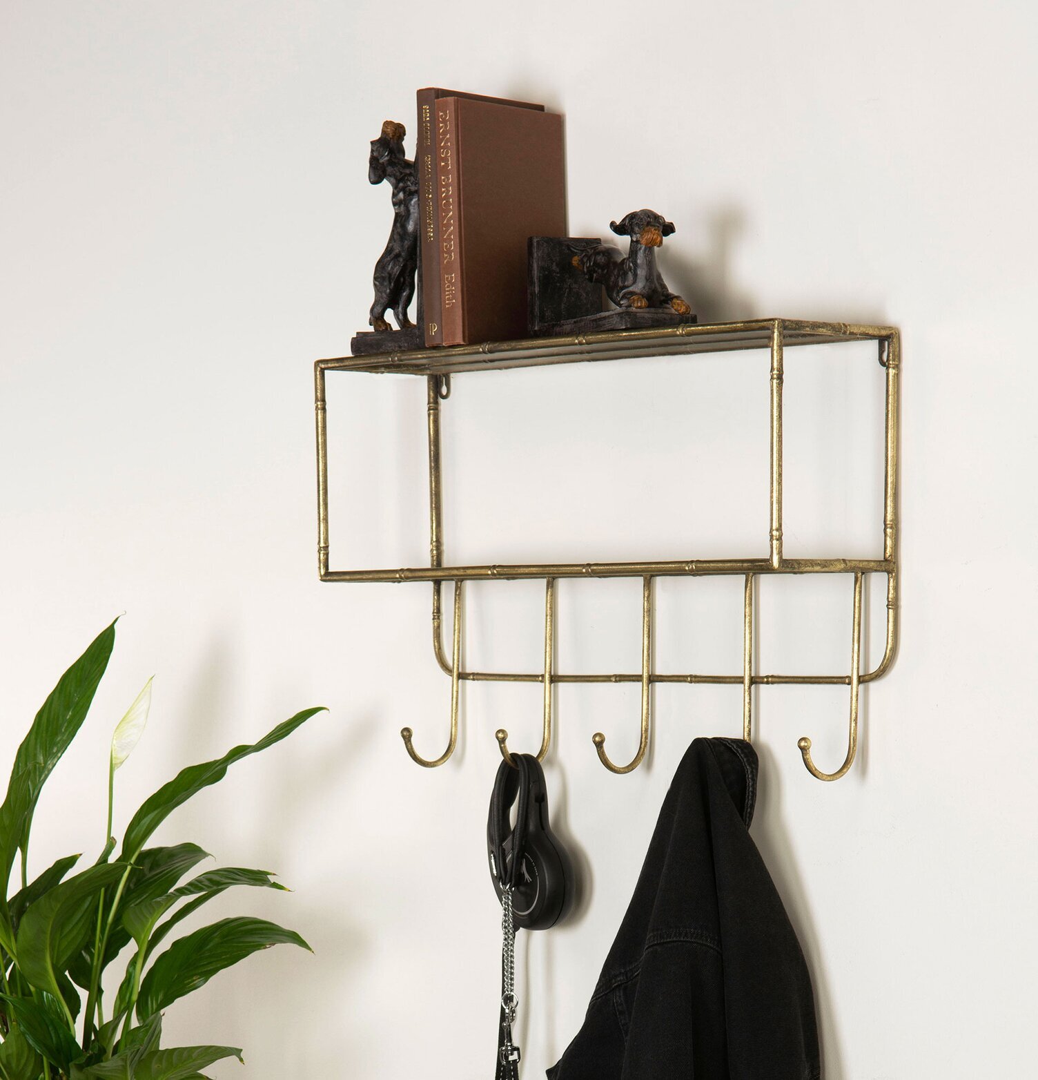 Foto av stilfull och funktionell vägginredning hemma