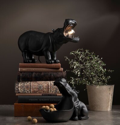 Bild av stilfull heminredning med flodhästskulptur