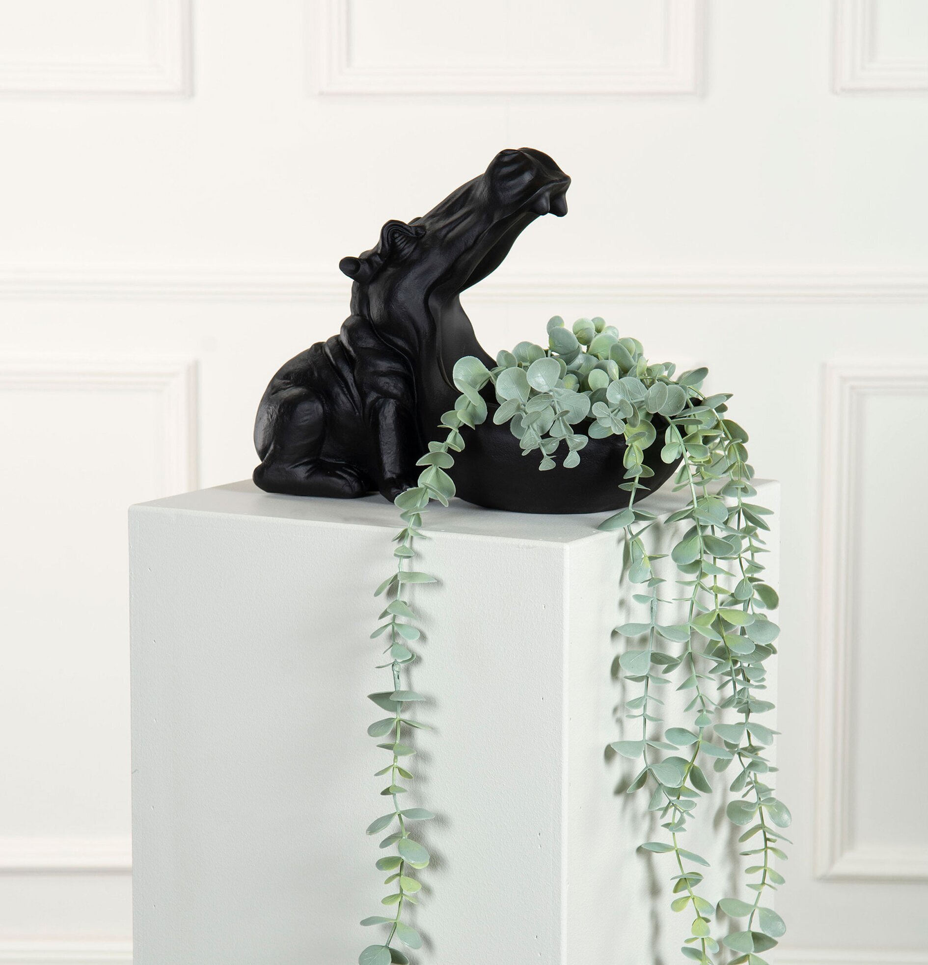 Skål Flodhäst Svart från A Lot Decoration på vit piedestal