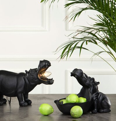 Bild av originella objekt med flodhäst och lampa