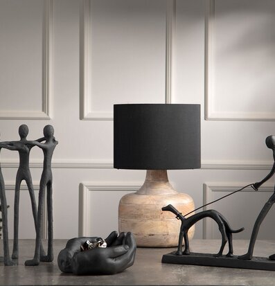 Bild av stilfull inredning med lampor och skulpturer