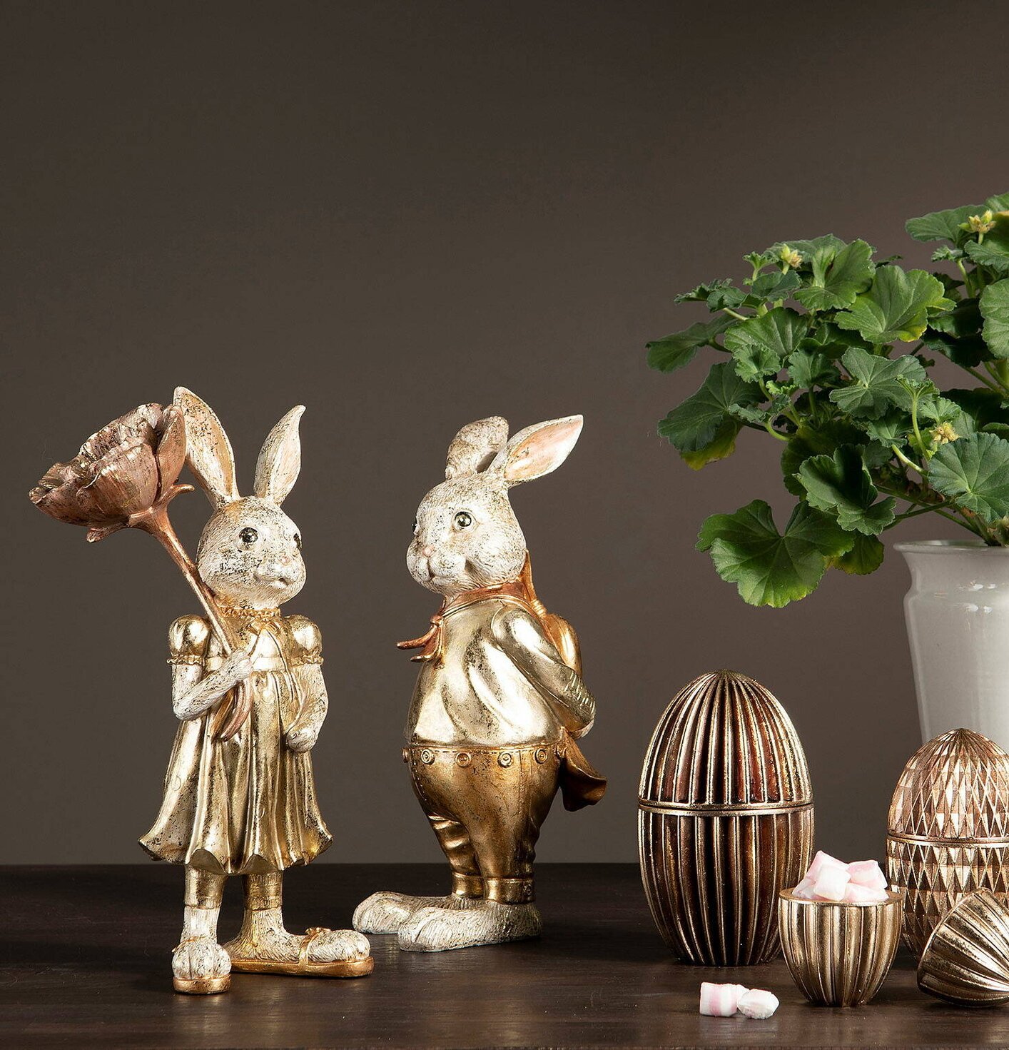 Kaninpojke Karamell från A Lot Decoration med dekorationer