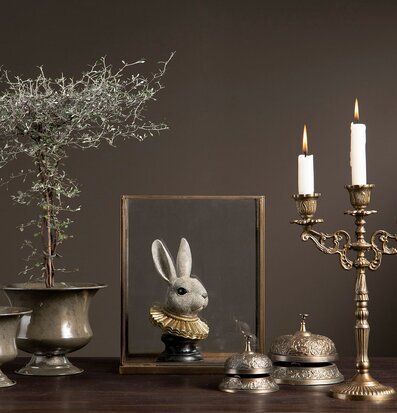 Bild av stilfull inredning med ljushållare och klockor