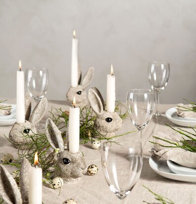 Foto av stämningsfull middagsdukning med ljushållare