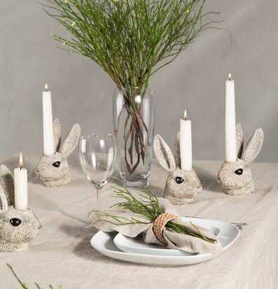 Foto av smakfullt dekorerad matplats med ljushållare