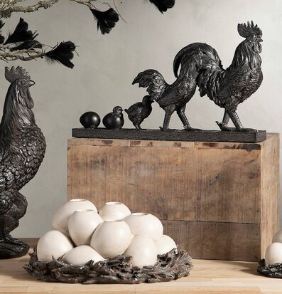 Bild av konstnärligt arrangerade höns och dekorationer