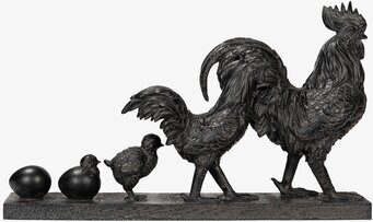 Bild av detaljerad och intrikat hönsfamiljskulptur