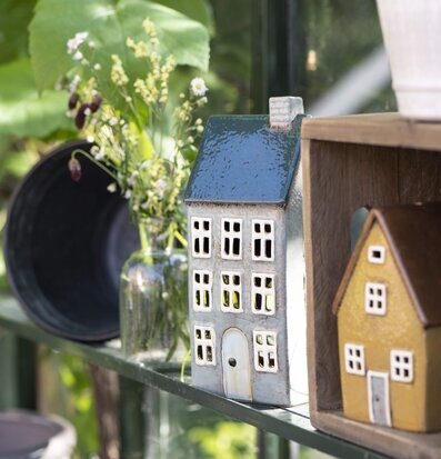 Bild av charmig ljuslykta i harmonisk naturmiljö