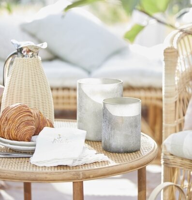 Foto av harmoniskt rum med naturligt ljus och rottingbord