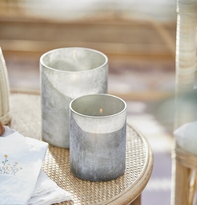 Bild av ljuslyktor på rottingbord i mysig atmosfär