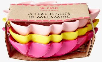 Bild av färgglada melaminfat i lövform, set om tre