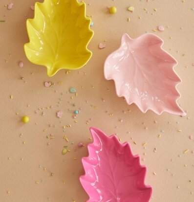 Bild av färgglada melaminfat i lövform