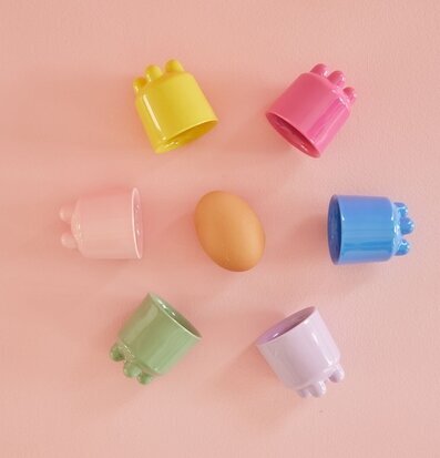 Bild av färgglada äggkoppar i melamin med ägg