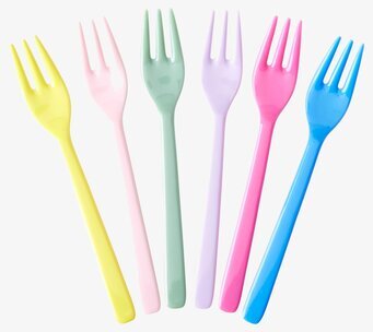 Foto av färgglada tårtgafflar i sex olika nyanser