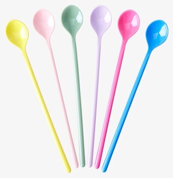 Bild av färgglada långa skedar i regnbågens färger