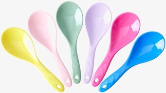 Bild av färgglada salladsskedar i regnbågsfärger