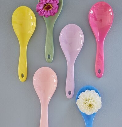 Foto av färgglada salladsskedar mot grå bakgrund