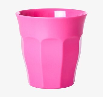 Foto av rosa mugg med stilren och funktionell design