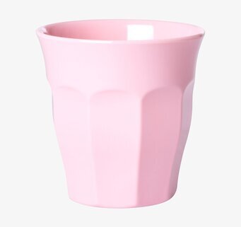 Foto av rosa mugg med vertikala räfflor och skimmer