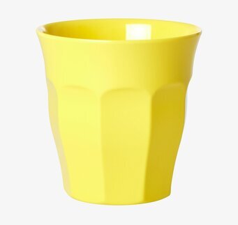 Bild av gul mugg med räfflad design och lekfull stil