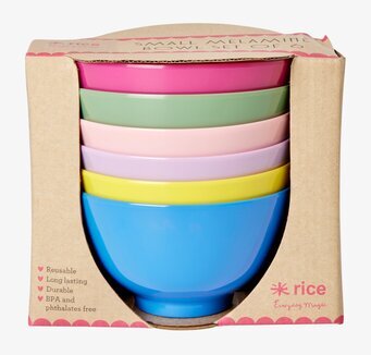 Foto av färgglada skålar i sex harmoniska nyanser