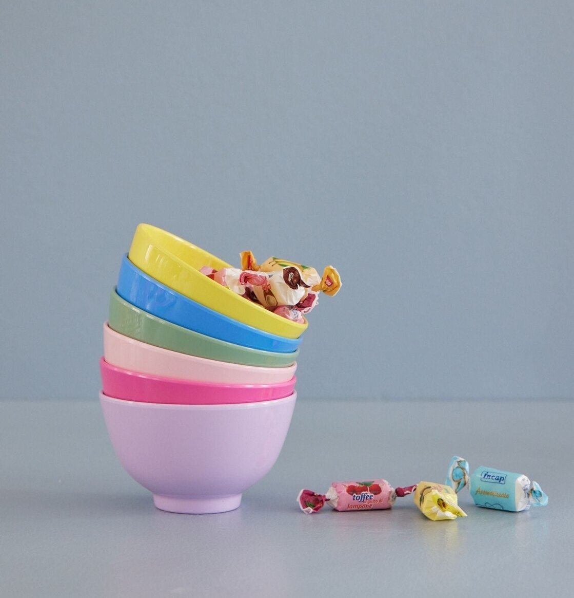 Bild av färgglada skålar i harmonisk komposition