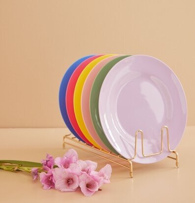 Bild av färgglada tallrikar i stilfull arrangemang