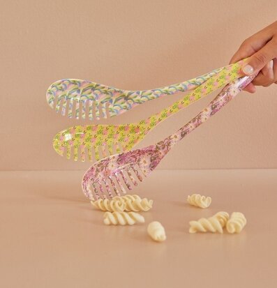 Foto av färgglada pastaslevar mot beige bakgrund