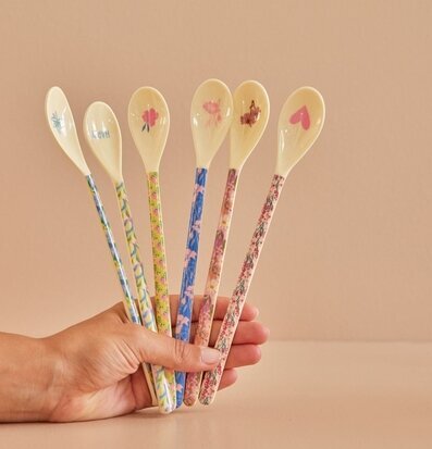 Bild av färgglada och konstfullt designade skedar