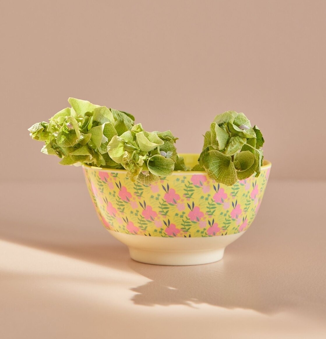 Skål Sunny Days Print från Rice med blommigt mönster