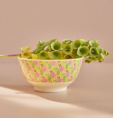 Bild av livfull skål med blommönster och gröna blad