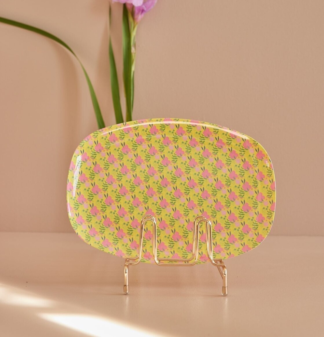 Foto av dekorativ tallrik med färgglatt blommönster