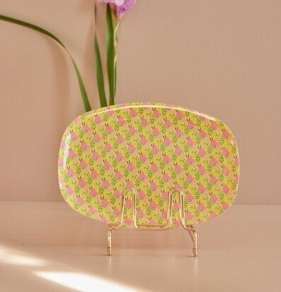 Foto av dekorativ tallrik med färgglatt blommönster