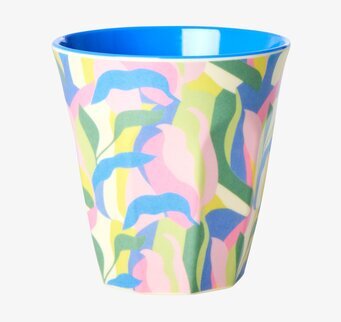 Bild av färgglad mugg med jungelinspirerat mönster