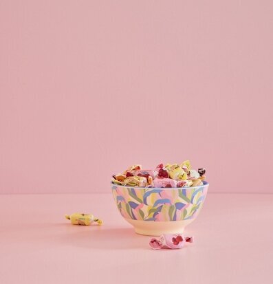 Foto av färgglad skål med djungelinspirerat mönster