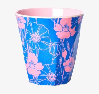 Bild av färgstark mugg med poppymönster i blått och rosa