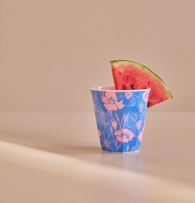 Foto av livfull mugg med blommönster och vattenmelon