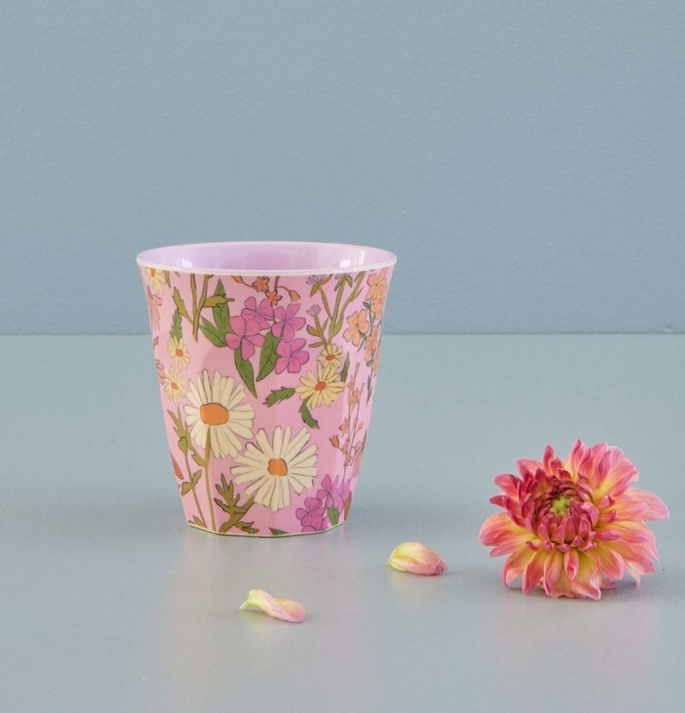 Melaminmugg Daisy Dearest Print från Rice på ljusgrå yta