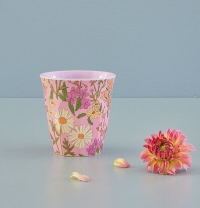 Bild av mugg med blommönster och harmonisk bakgrund