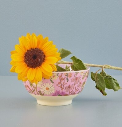 Bild av färgglad skål med blommigt mönster och solros