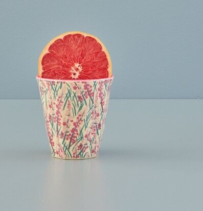Bild av färgstark mugg med blommönster och grapefrukt