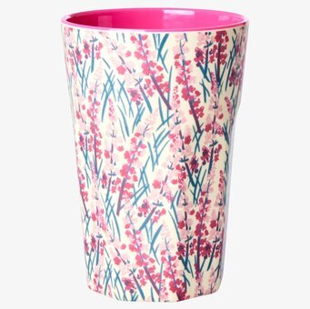 Bild av mugg med livfullt blomstertryck och rosa insida