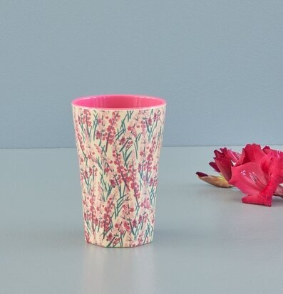 Bild av en mugg med blommotiv och levande färger