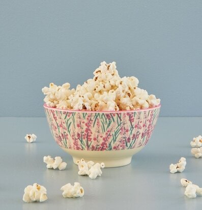 Bild av en dekorativ skål med blommönster och popcorn