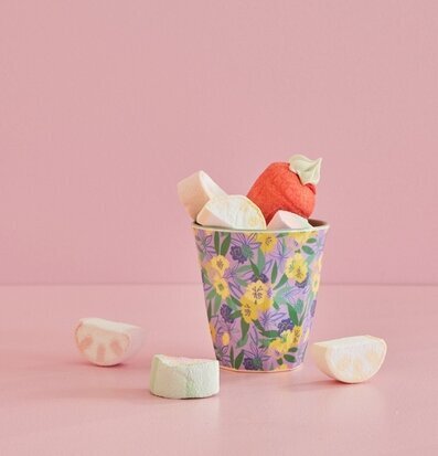 Bild av färgglad mugg med blommönster och skumgodis