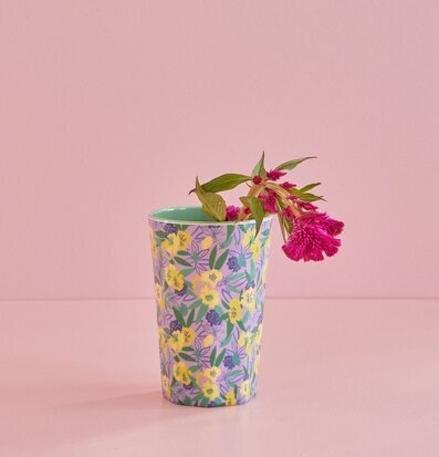 Bild av mugg med blommigt mönster och rosa bakgrund